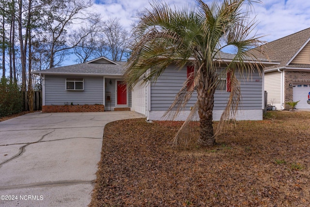 single story home with driveway