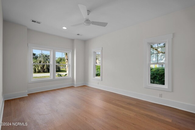 empty room featuring light hardwood / wood-style floors and ceiling fan