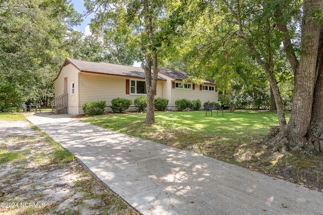 ranch-style home with a front yard