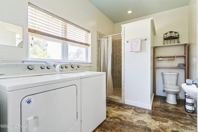 washroom featuring washing machine and clothes dryer