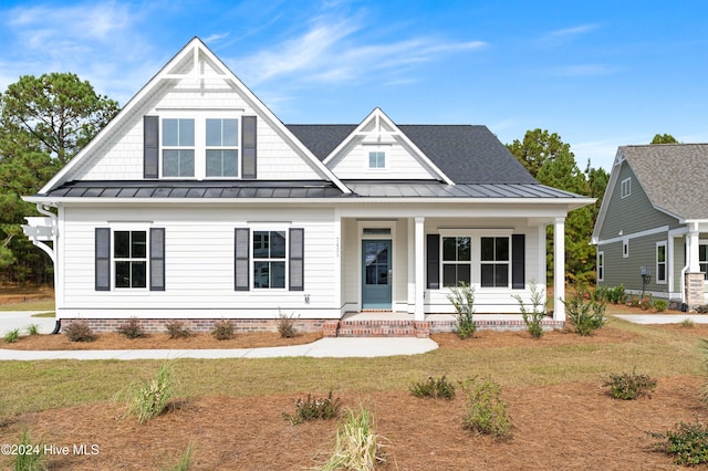 view of front facade featuring a porch and a front yard