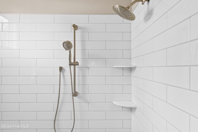 bathroom featuring a tile shower