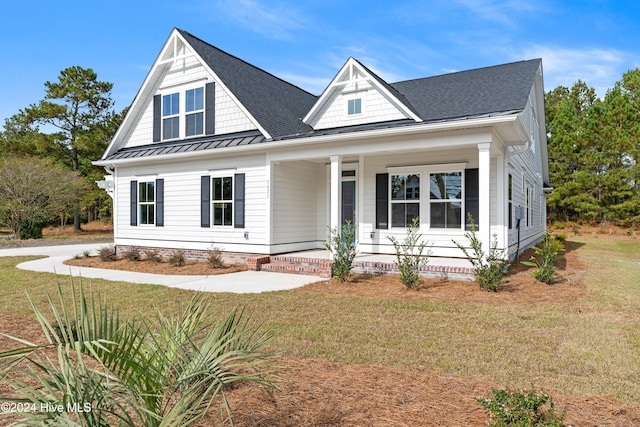 view of front facade featuring a porch and a front yard