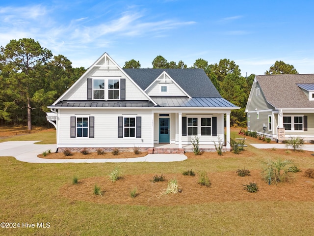 view of front facade featuring a porch and a front yard