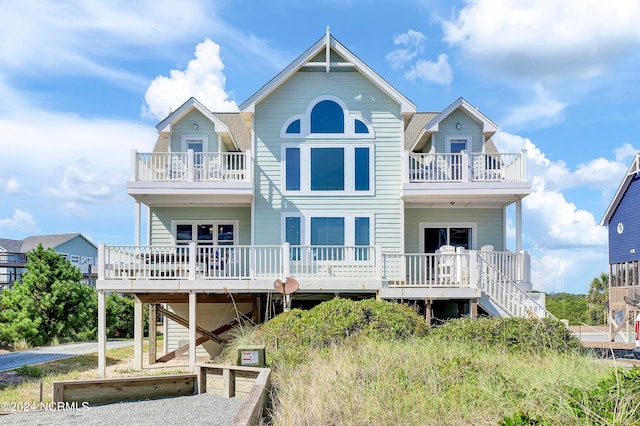 view of front of property featuring a balcony