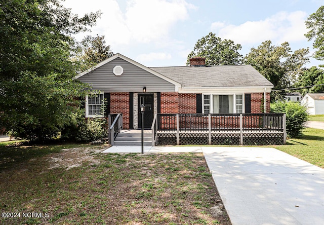 view of front of house with a front lawn