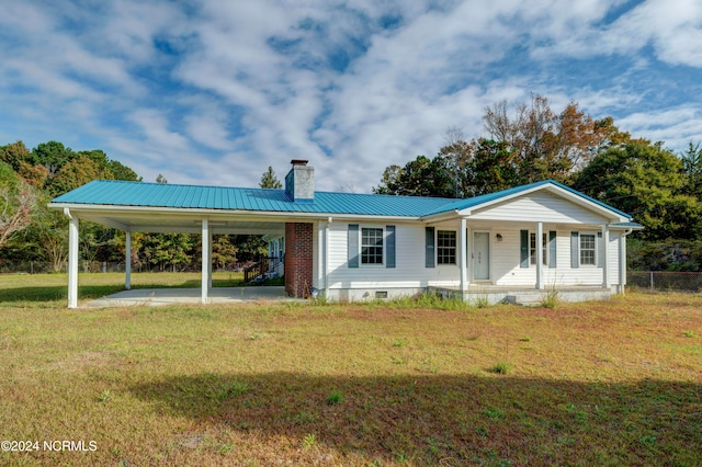 view of front of property featuring a carport, a porch, and a front lawn