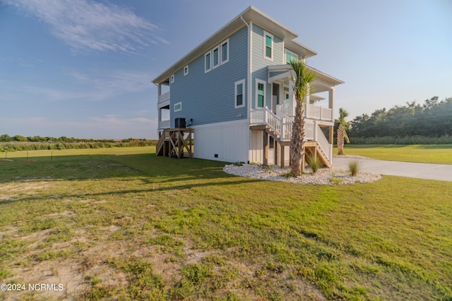 view of front of home with covered porch and a front lawn