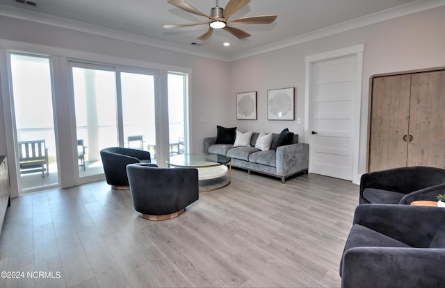 living room featuring crown molding, light hardwood / wood-style floors, and ceiling fan