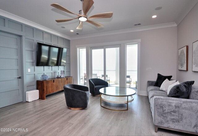 living room with visible vents, ceiling fan, crown molding, light wood-type flooring, and recessed lighting