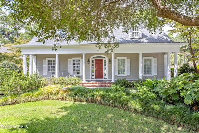 view of front facade featuring a front yard and a porch