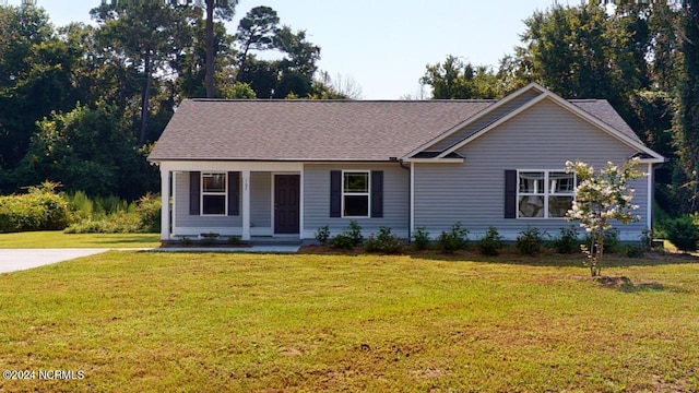 single story home with a front lawn