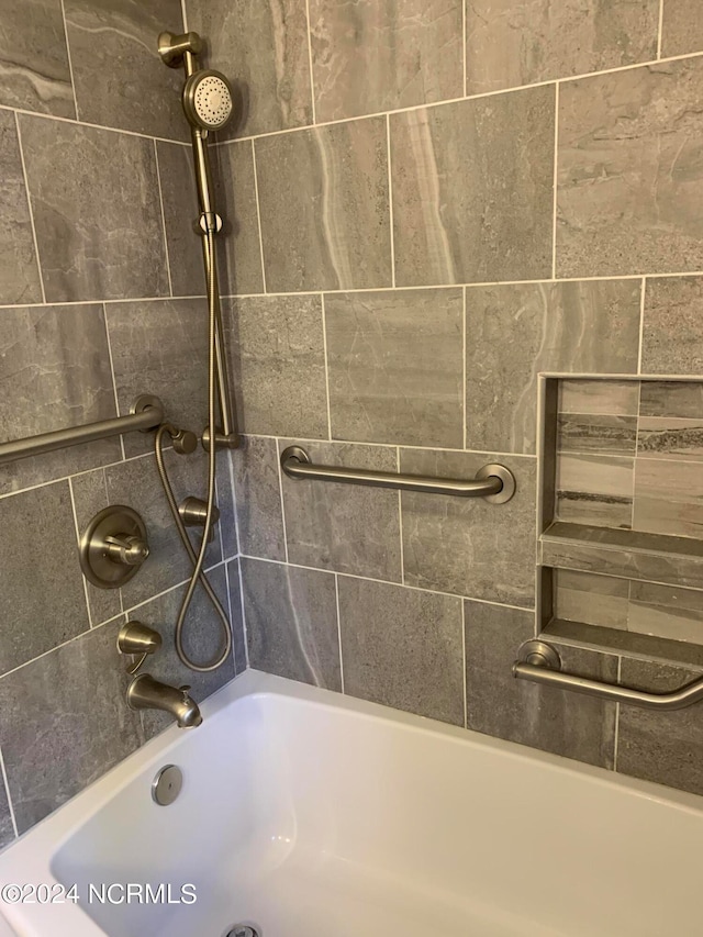 bathroom with tiled shower / bath