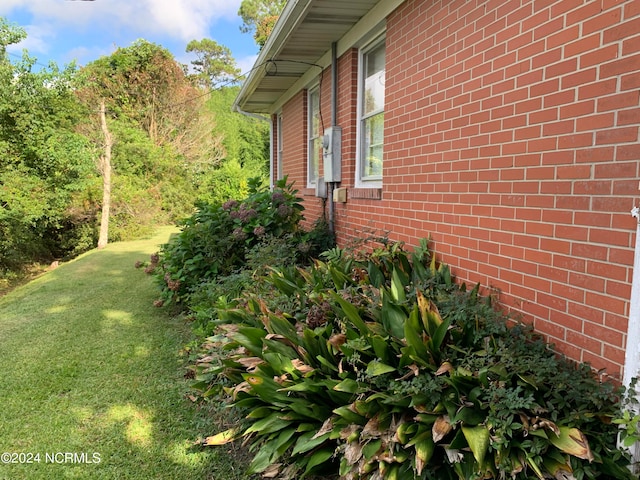 view of side of property featuring a yard