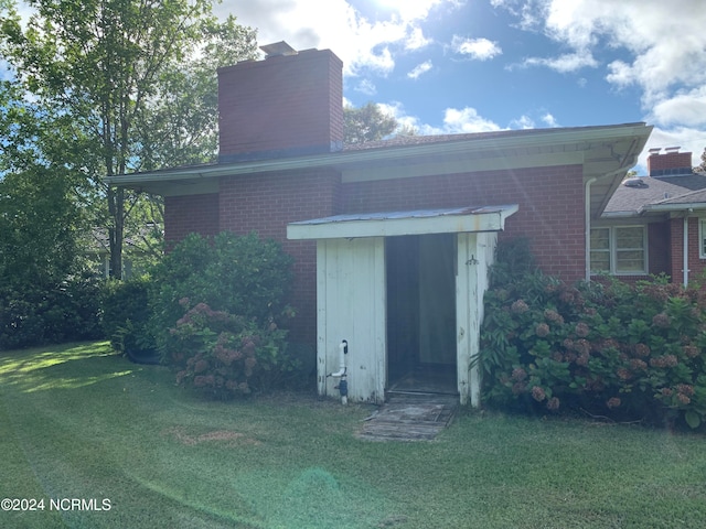 view of front of home with a front lawn