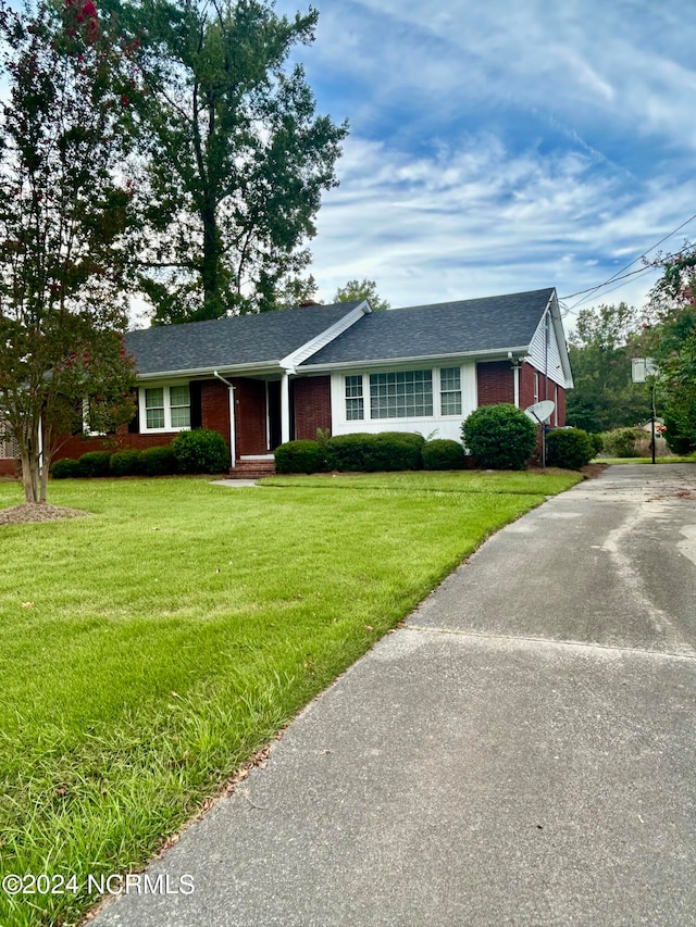 ranch-style house featuring a front lawn