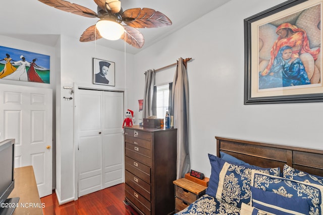 bedroom featuring ceiling fan, dark hardwood / wood-style floors, and a closet