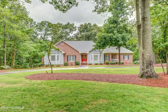 ranch-style house featuring a front yard