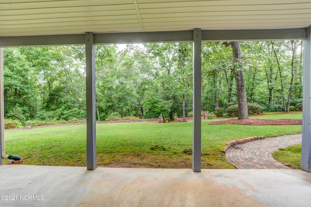 view of yard featuring a patio