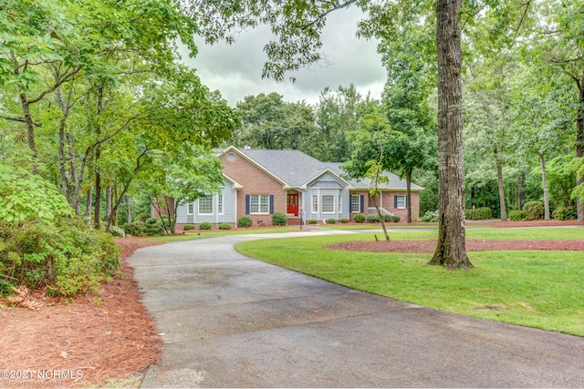 ranch-style home featuring a front lawn