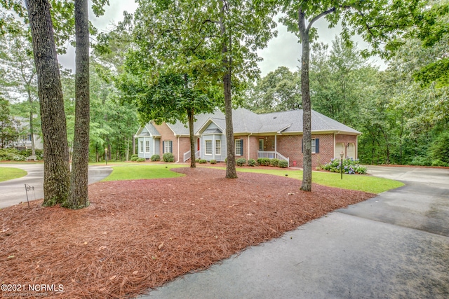 single story home with a front lawn