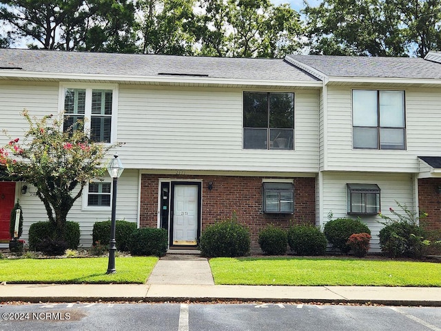 view of front of home featuring a front yard