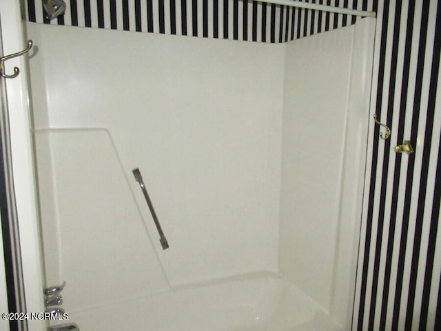 room details with washtub / shower combination