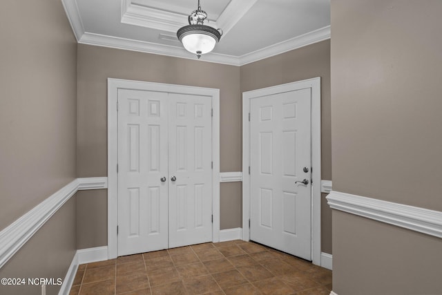 entryway featuring ornamental molding