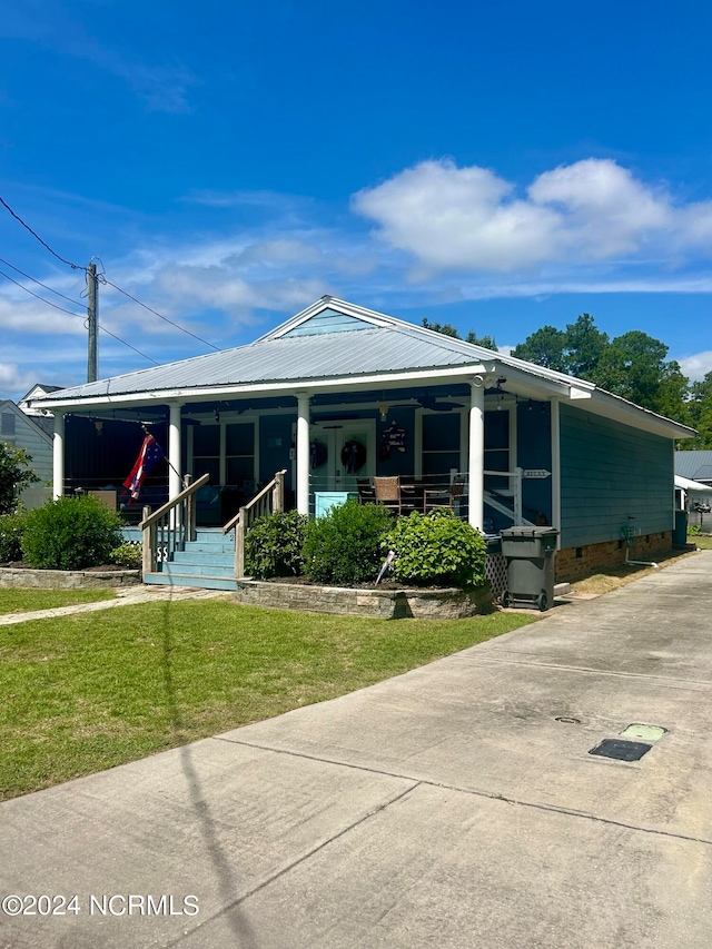 view of front facade with a porch and a front lawn