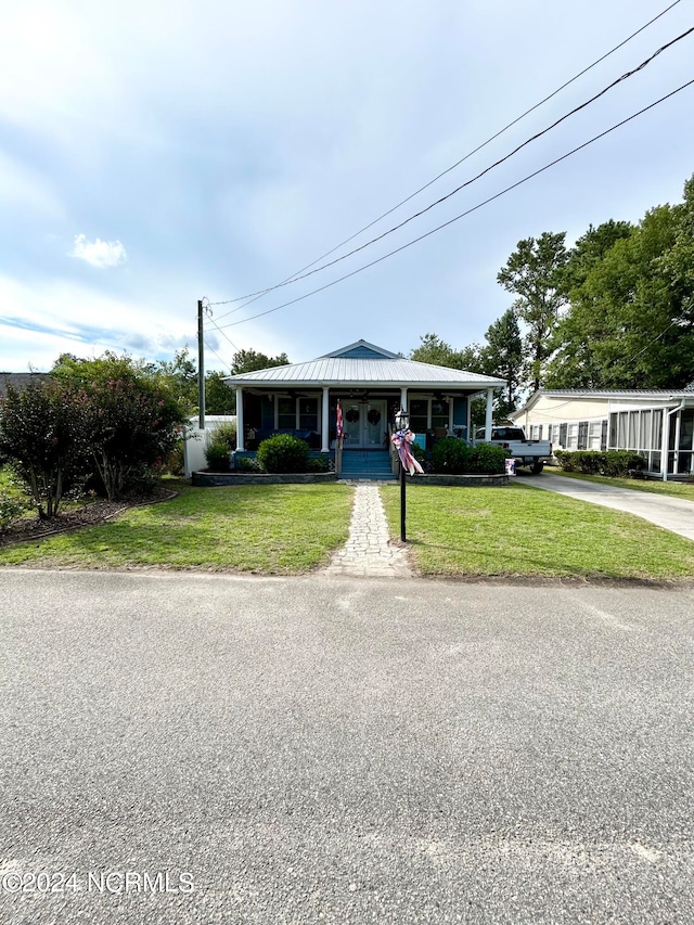 view of front of house featuring a porch and a front yard