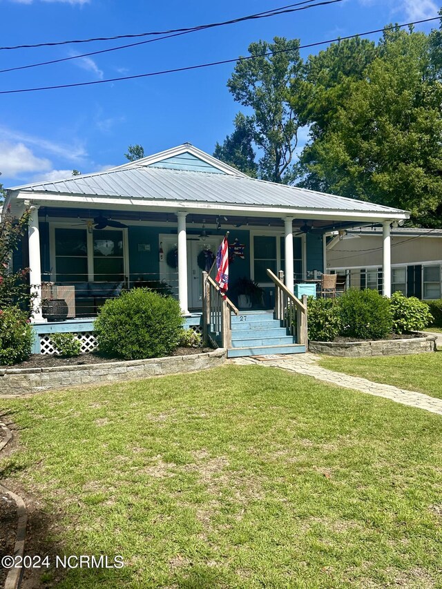 view of front of property with a front lawn and covered porch