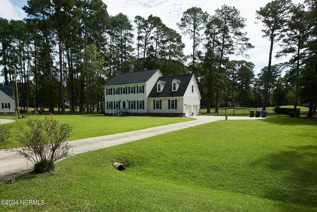 view of front of property featuring a front yard