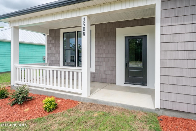 doorway to property featuring covered porch