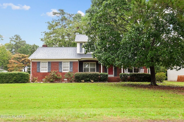 view of front facade featuring a front lawn