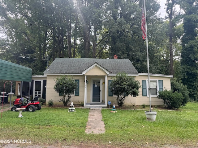 view of front facade with a front yard