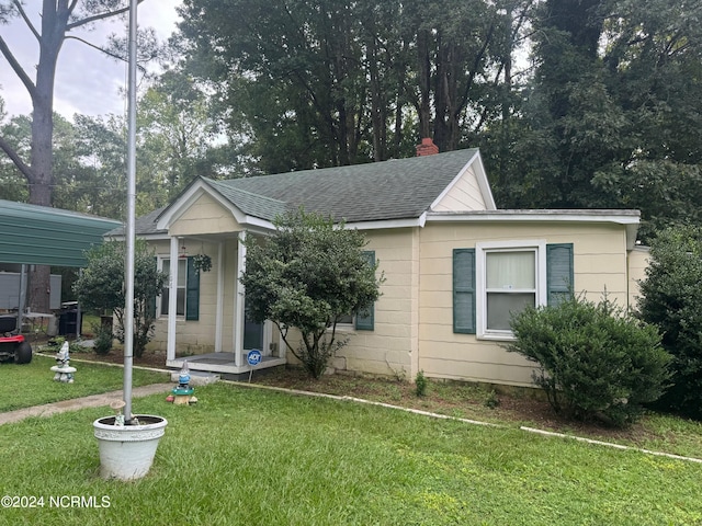 view of front of house with a front lawn