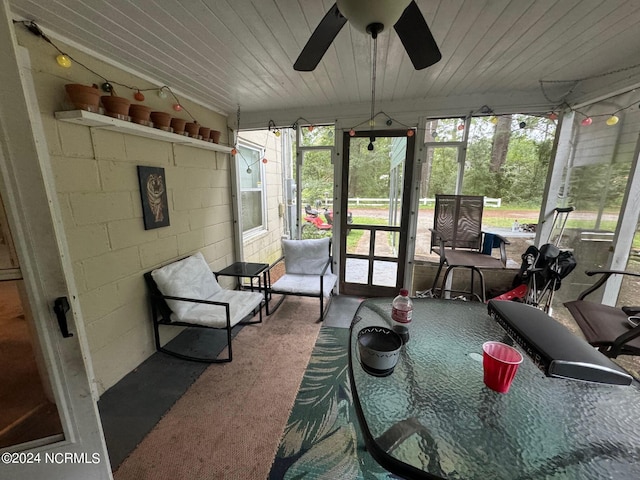 sunroom / solarium featuring ceiling fan