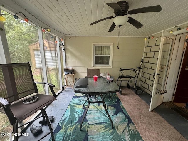 sunroom with ceiling fan