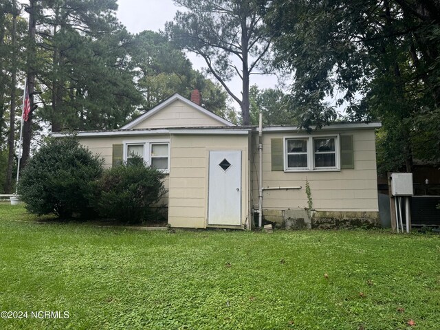 exterior space featuring a front lawn