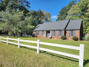 view of front of property featuring a front lawn