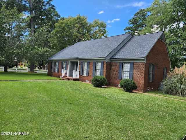 view of front of property featuring a front yard