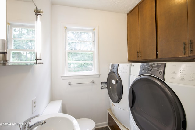 washroom featuring a textured ceiling, plenty of natural light, sink, and independent washer and dryer