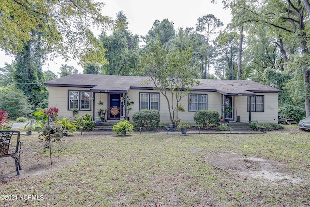 ranch-style home featuring a front lawn