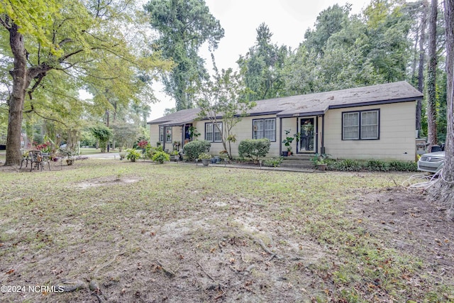 single story home featuring a front lawn