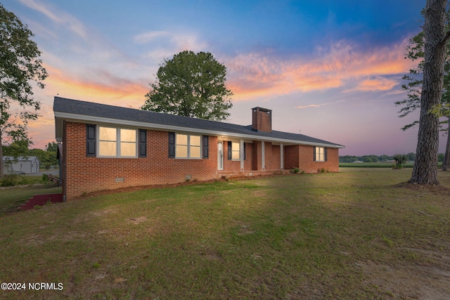 view of front of property featuring a lawn