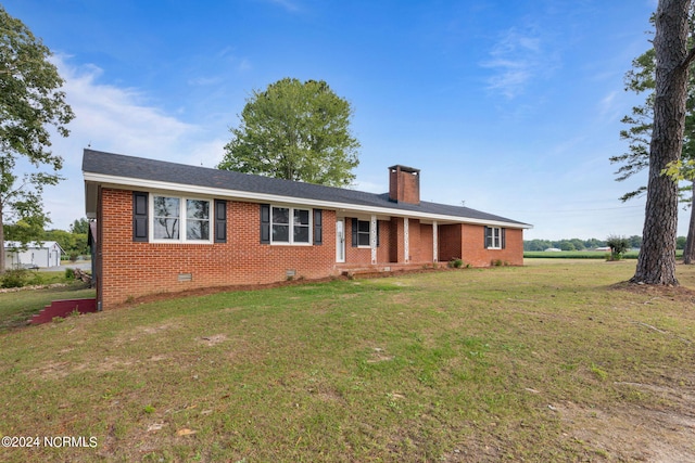 ranch-style home featuring a front lawn