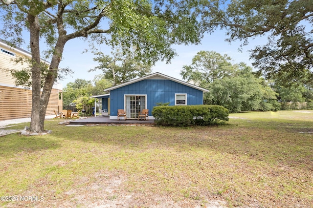 back of house featuring a lawn