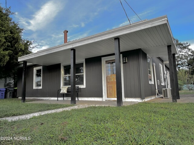 single story home featuring a front lawn