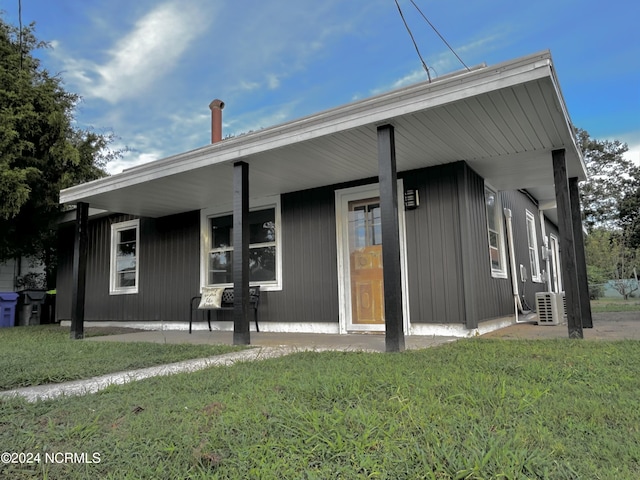 view of front of property featuring covered porch and a front yard