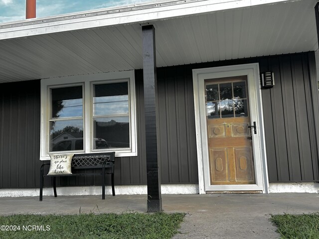 property entrance featuring covered porch